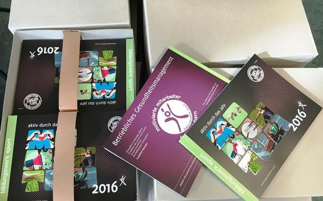 Gerade druckfrisch eingetroffen: Unser Jahresprogramm “Momentum 2016”